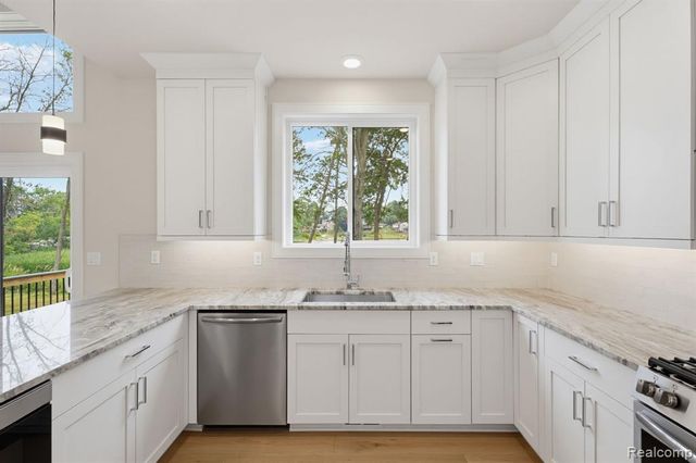 2934 W Walton Boulevard, Waterford, MI 48329