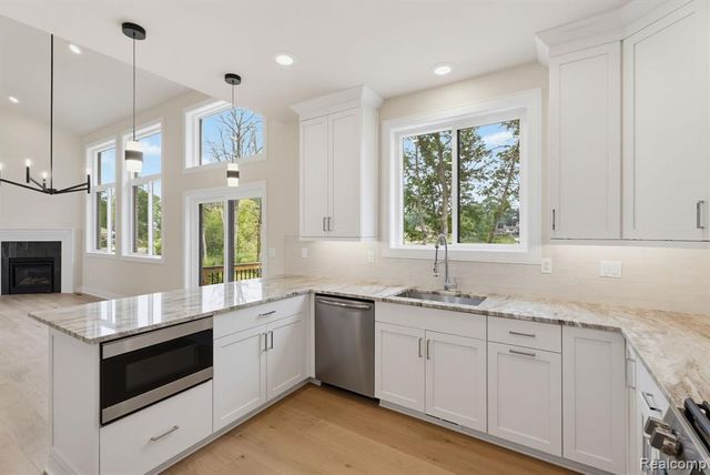 2934 W Walton Boulevard, Waterford, MI 48329