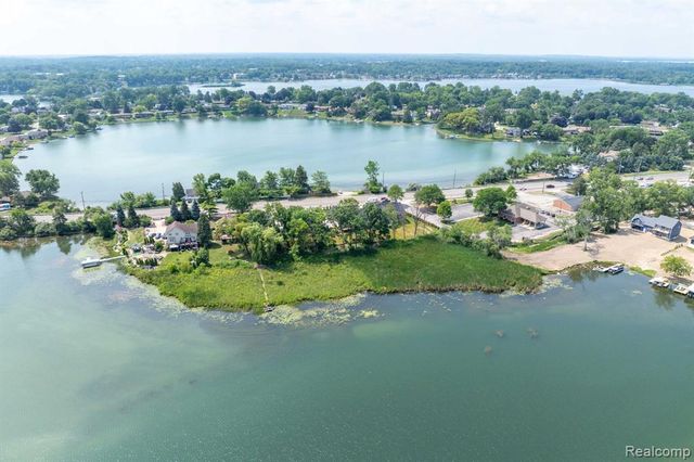 2934 W Walton Boulevard, Waterford, MI 48329