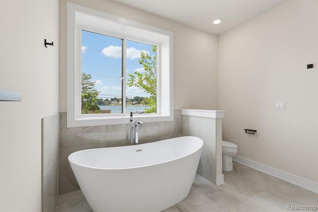 2934 W Walton Boulevard, Waterford, MI 48329