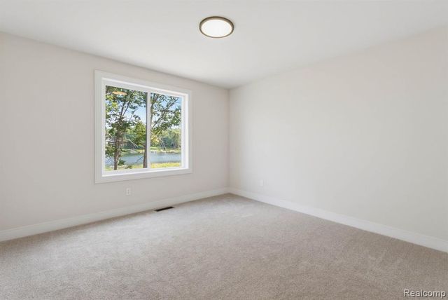 2934 W Walton Boulevard, Waterford, MI 48329