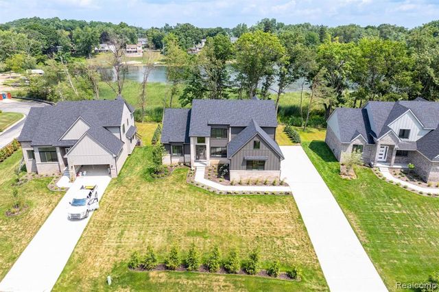 2934 W Walton Boulevard, Waterford, MI 48329
