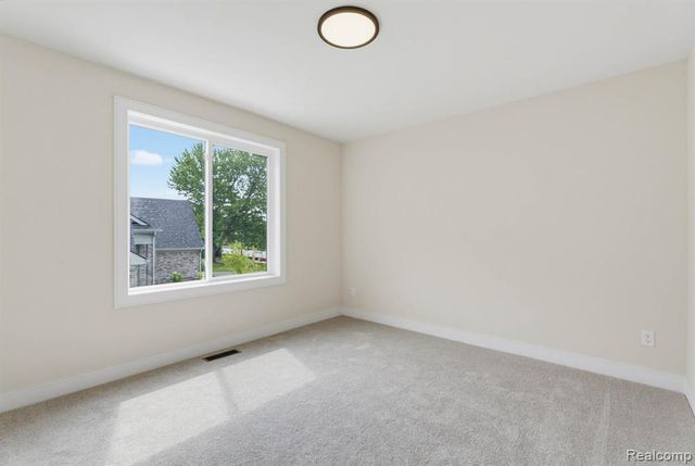 2934 W Walton Boulevard, Waterford, MI 48329