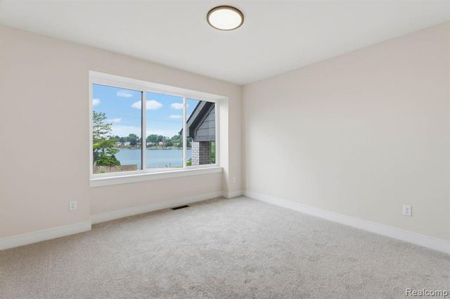 2934 W Walton Boulevard, Waterford, MI 48329
