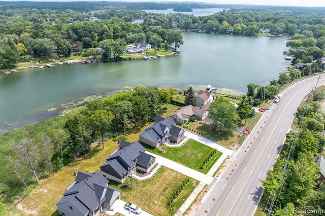 2934 W Walton Boulevard, Waterford, MI 48329