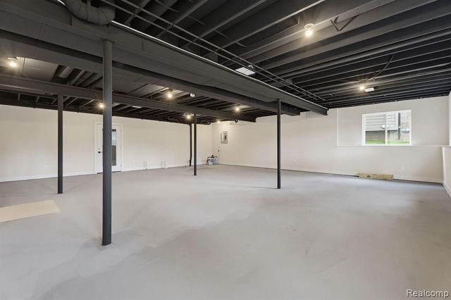 2934 W Walton Boulevard, Waterford, MI 48329