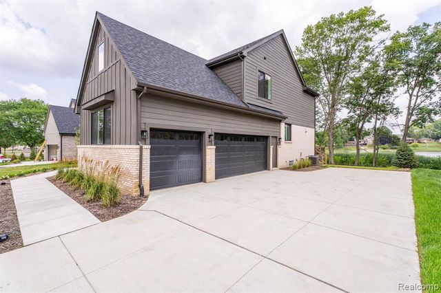 2934 W Walton Boulevard, Waterford, MI 48329
