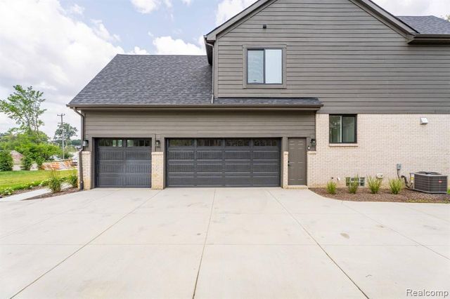 2934 W Walton Boulevard, Waterford, MI 48329