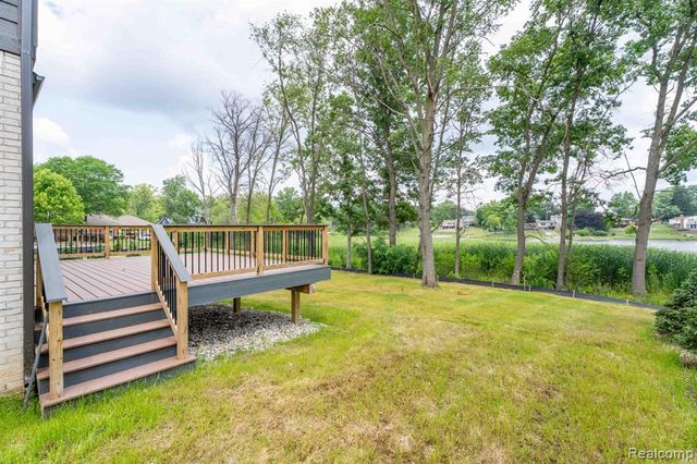 2934 W Walton Boulevard, Waterford, MI 48329
