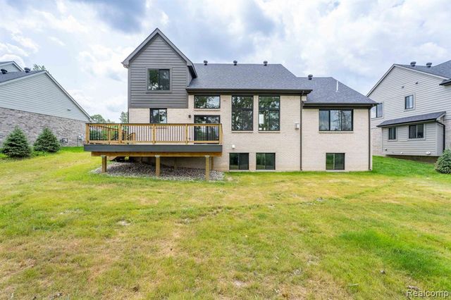 2934 W Walton Boulevard, Waterford, MI 48329
