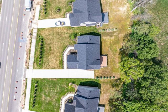 2934 W Walton Boulevard, Waterford, MI 48329