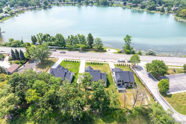 2934 W Walton Boulevard, Waterford, MI 48329