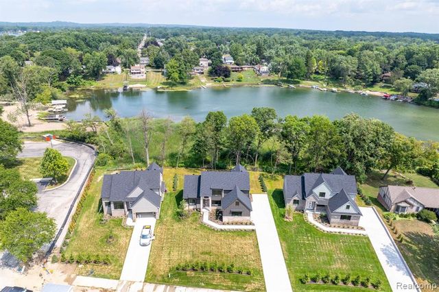 2934 W Walton Boulevard, Waterford, MI 48329