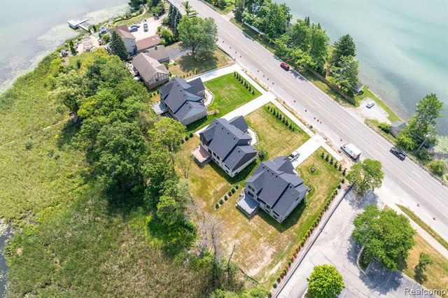 2934 W Walton Boulevard, Waterford, MI 48329