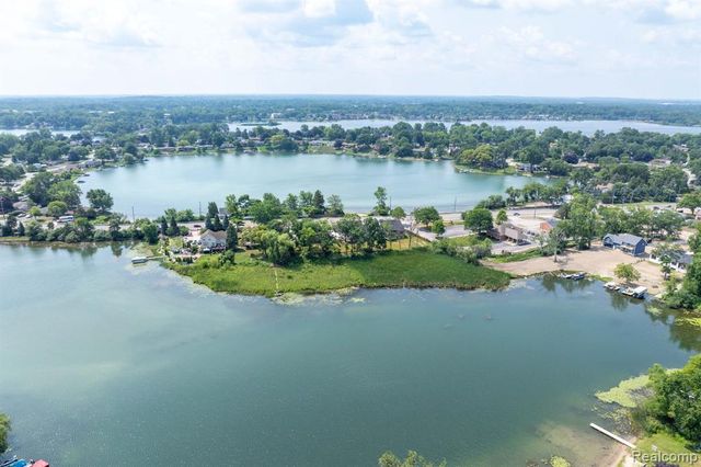 2934 W Walton Boulevard, Waterford, MI 48329