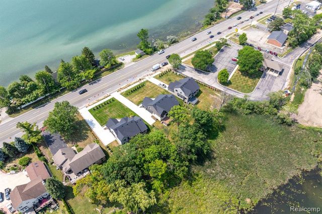 2934 W Walton Boulevard, Waterford, MI 48329