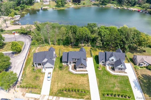 2934 W Walton Boulevard, Waterford, MI 48329