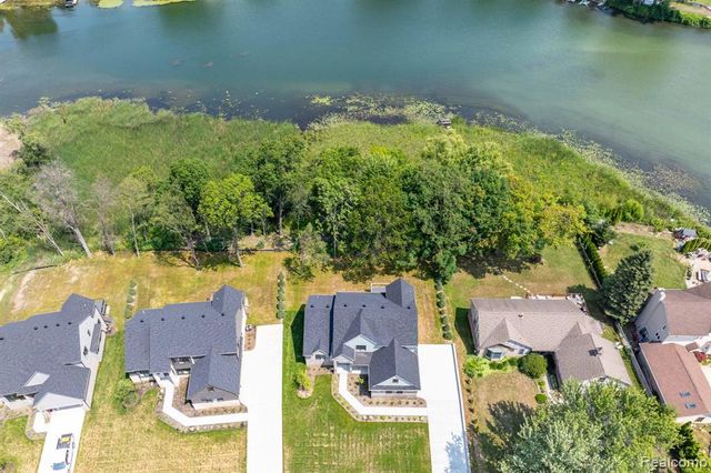 2934 W Walton Boulevard, Waterford, MI 48329