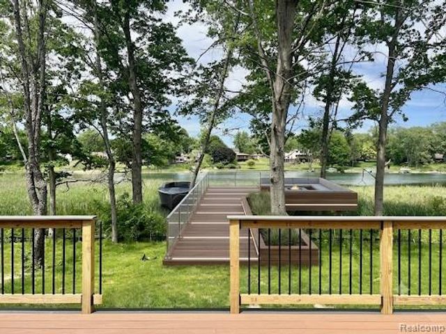 2934 W Walton Boulevard, Waterford, MI 48329