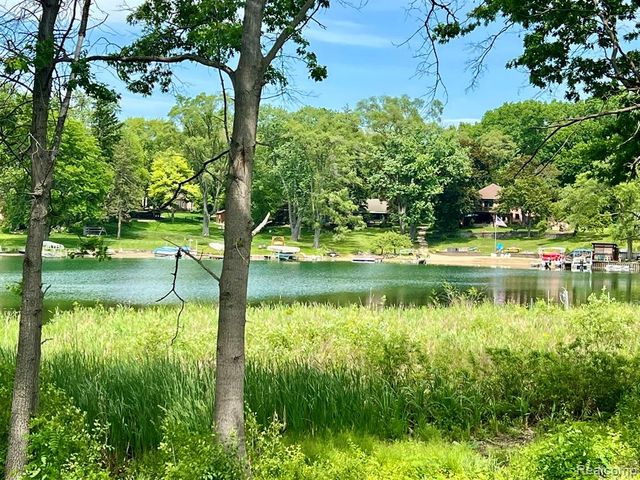 2934 W Walton Boulevard, Waterford, MI 48329