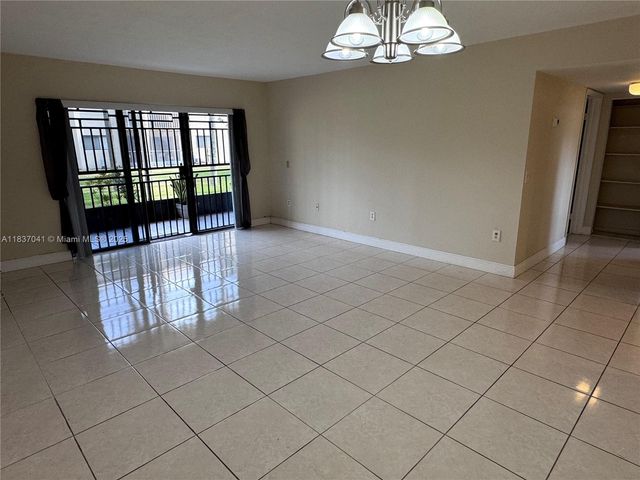 8415 SW 107th Ave 153W, Miami, FL 33173