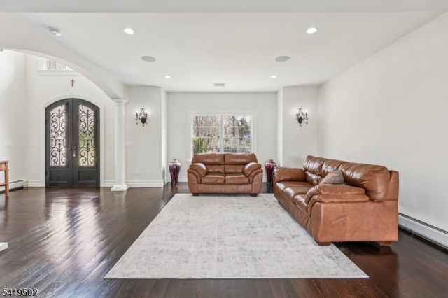 73 Maple Ave, Wayne Twp., NJ 07470