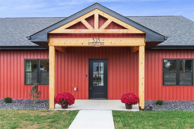 323 Roberts Avenue, Marengo, IA 52301