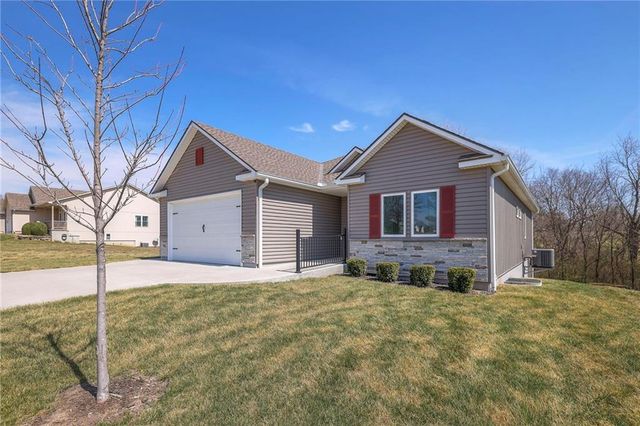 517 Village Lane, Harrisonville, MO 64701