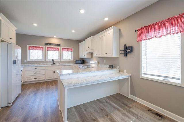 517 Village Lane, Harrisonville, MO 64701