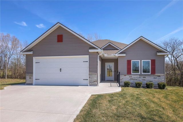 517 Village Lane, Harrisonville, MO 64701