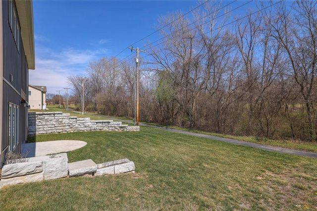 517 Village Lane, Harrisonville, MO 64701