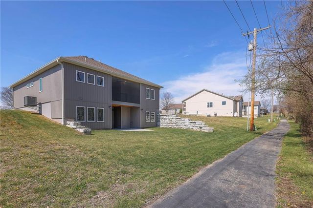 517 Village Lane, Harrisonville, MO 64701