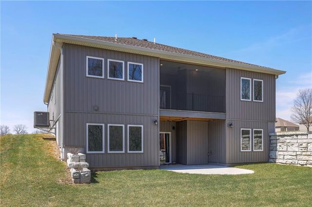 517 Village Lane, Harrisonville, MO 64701