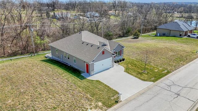 517 Village Lane, Harrisonville, MO 64701