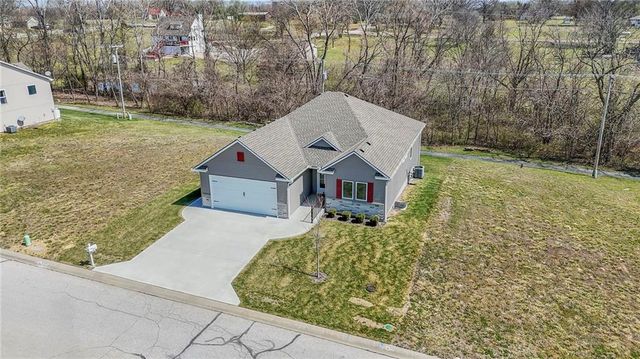 517 Village Lane, Harrisonville, MO 64701