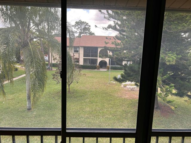 304 Knotty Pine Circle B-2, Greenacres, FL 33463