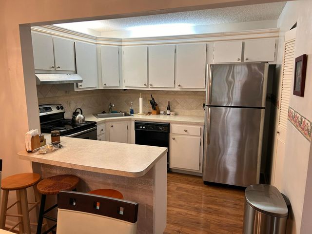 304 Knotty Pine Circle B-2, Greenacres, FL 33463