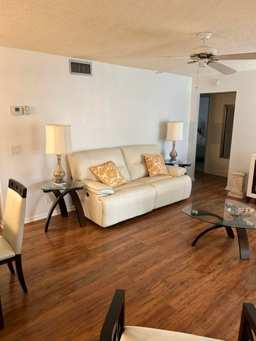 304 Knotty Pine Circle B-2, Greenacres, FL 33463