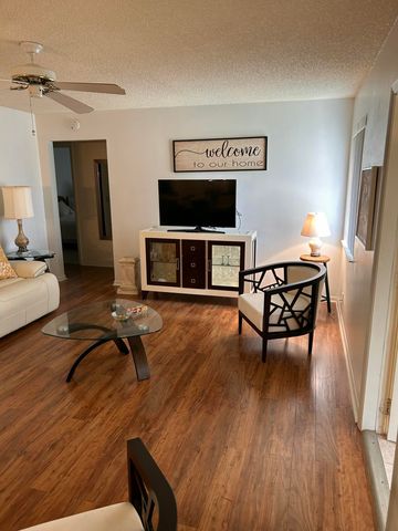 304 Knotty Pine Circle B-2, Greenacres, FL 33463