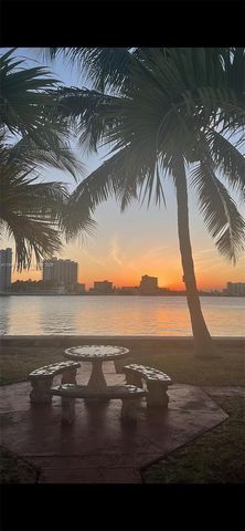 2160 BayDr 2-11, Miami Beach, FL 33141