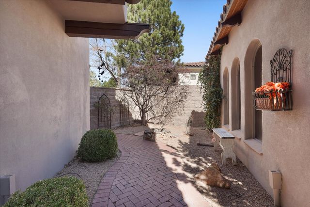 8820 Gypsy Drive NE, Albuquerque, NM 87122