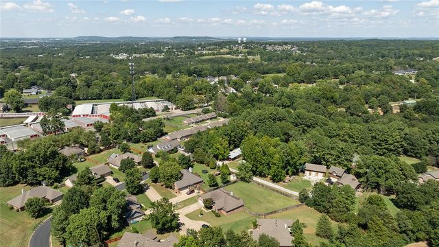 2424 Sarah Jane Lane, Fayetteville, AR 72701