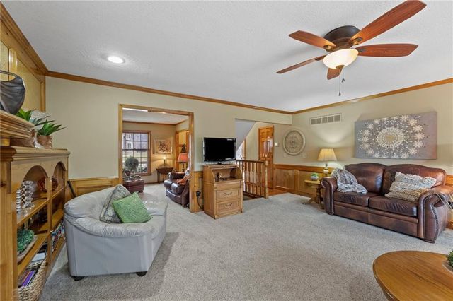 10913 Oak Drive, Kansas City, KS 66109