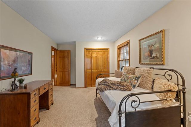 10913 Oak Drive, Kansas City, KS 66109