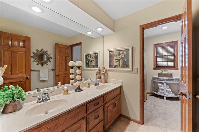10913 Oak Drive, Kansas City, KS 66109