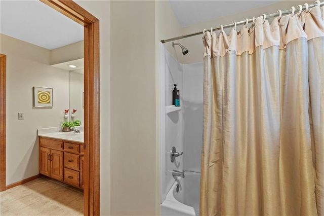 10913 Oak Drive, Kansas City, KS 66109