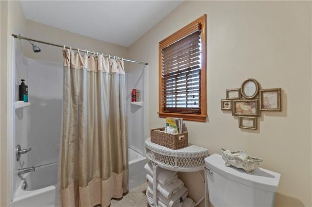 10913 Oak Drive, Kansas City, KS 66109