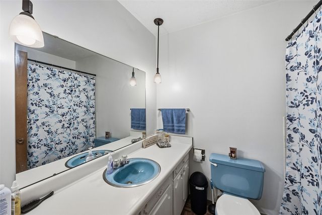 2067 Knollshire Road NE, Cedar Rapids, IA 52402