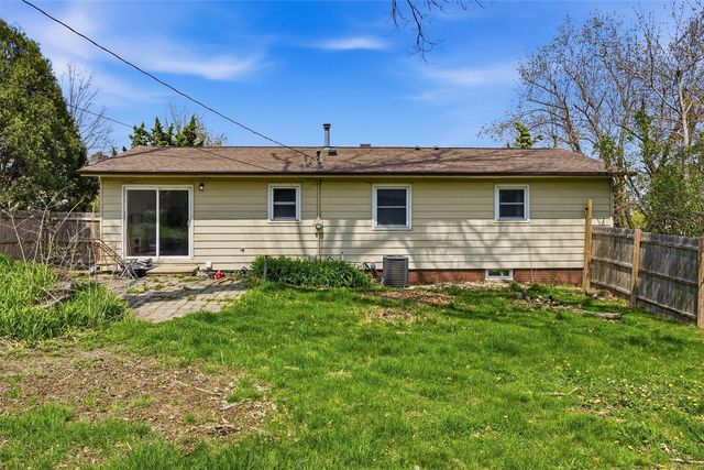 2067 Knollshire Road NE, Cedar Rapids, IA 52402