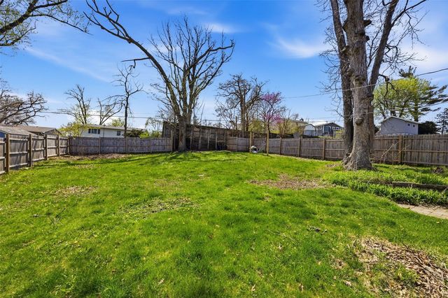 2067 Knollshire Road NE, Cedar Rapids, IA 52402